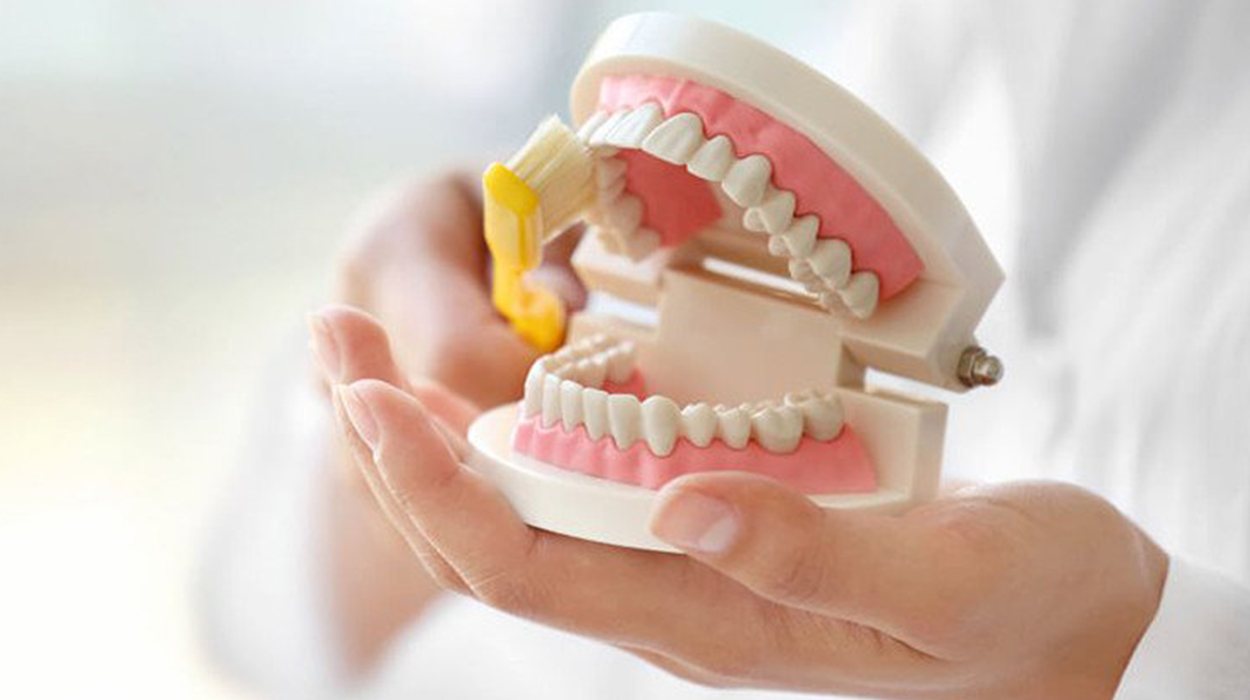 Protez Dişlerin Bakımı Nasıl Yapılmalı?